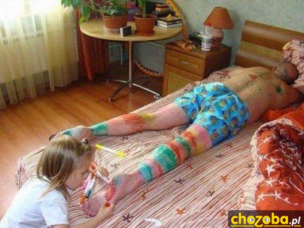 Tata bawi się z córką nawet jak śpi