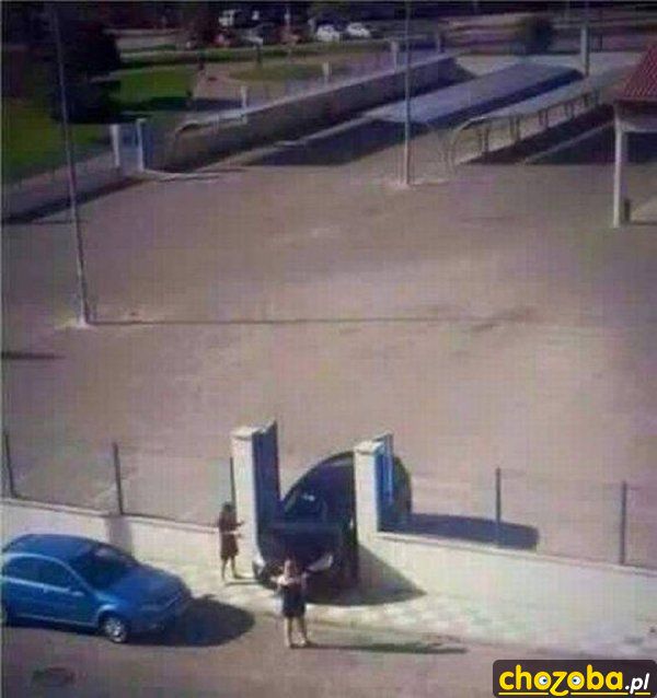 A koleżanka Tikiem przejechała...