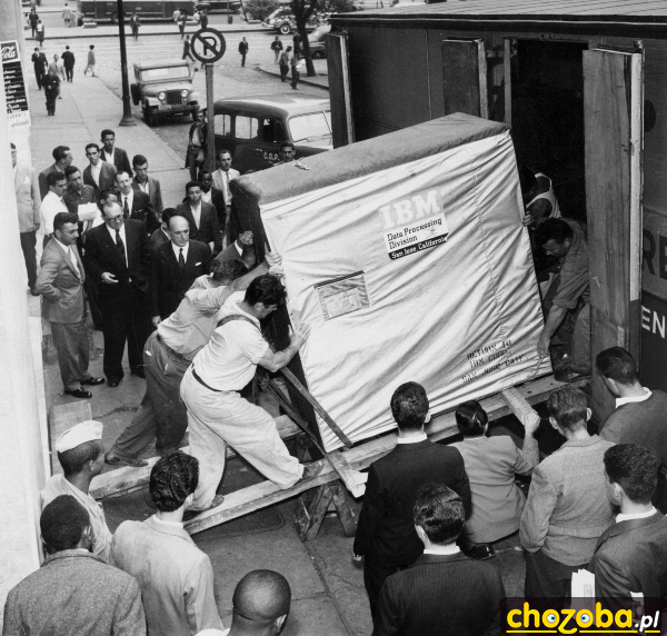 Dysk twardy IBM 350 podczas załadunku (5MB)