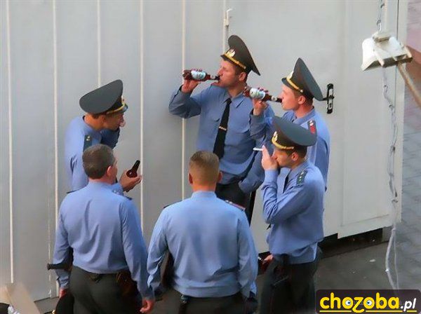 Policjanci na przerwie w pracy