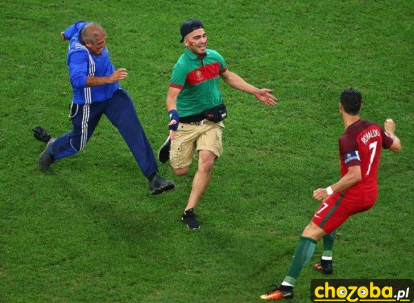 Kibic biegnący do Ronaldo na meczu Polska - Portugalia