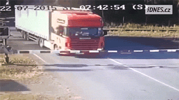 Ciężarówka na przejeździe kolejowym