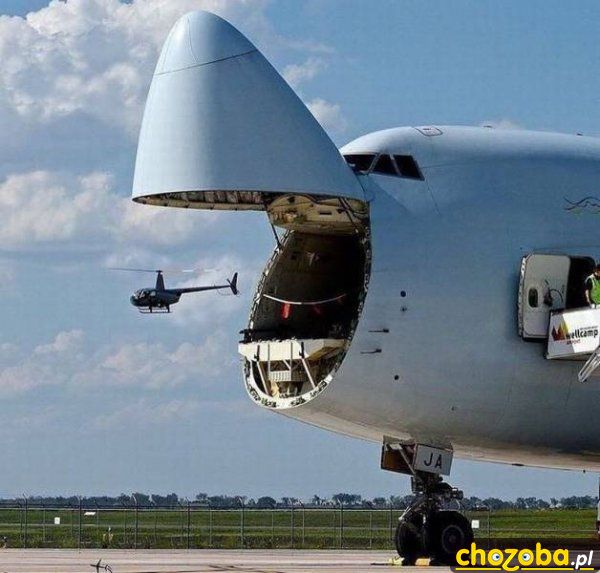 Helikopter wylatuje z nosa samolotu
