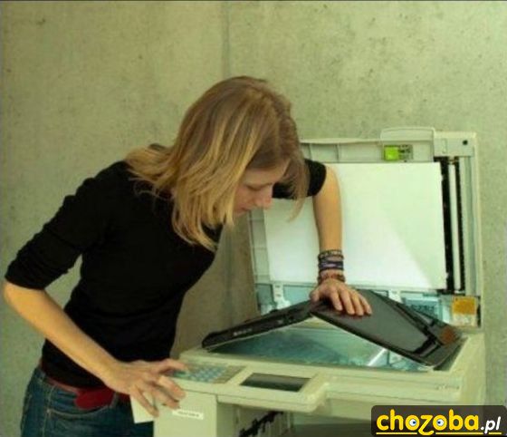Blondynka robi zrzut ekranu