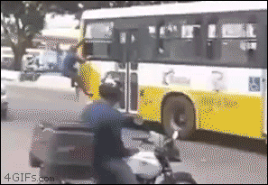 Spiderman wysiada z autobusu