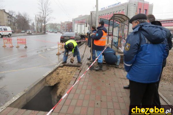 Dziura w chodniku