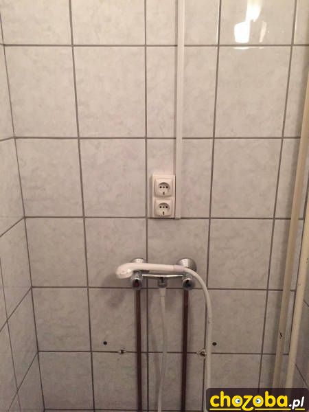Gniazdko pod prysznicem