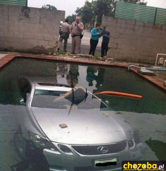 Lexus w basenie