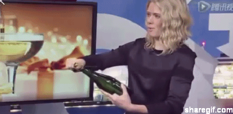 Blondynka otwiera szampana