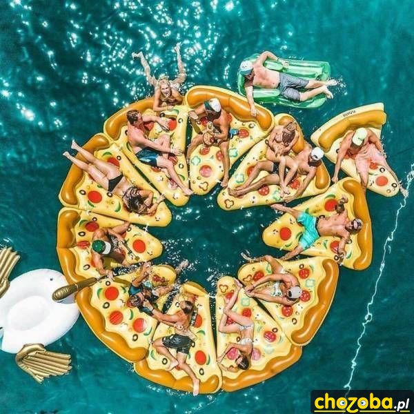 Pizza w basenie