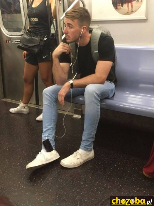Kiedy masz tak ciasne jeansy ze trzymasz telefon w bucie