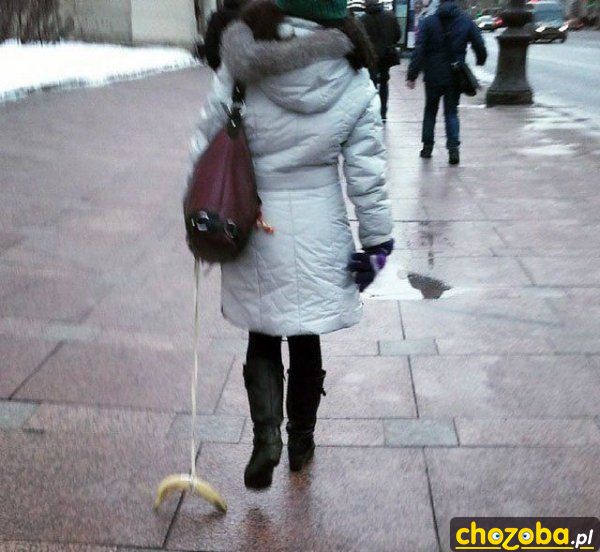 Z bananem na spacerze