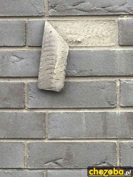 Cegły odpadają