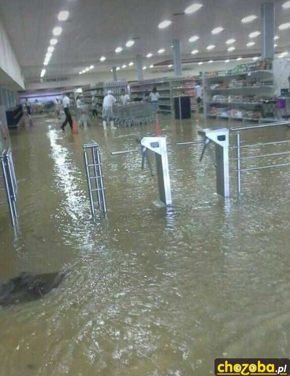Mokra podłoga w sklepie