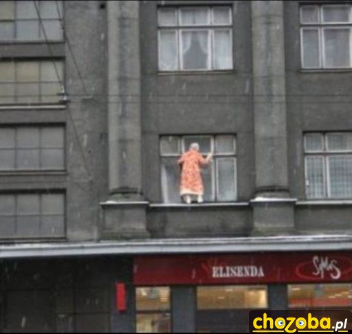 Babcia myje okna