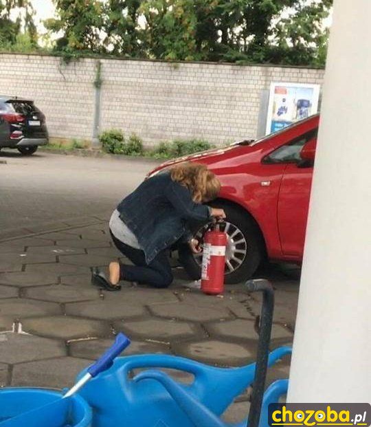 Baba pompuje gaśnicą