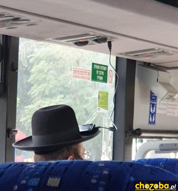 Żyd ładuje telefon