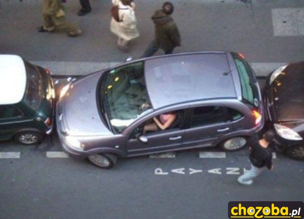 Baba na parkingu