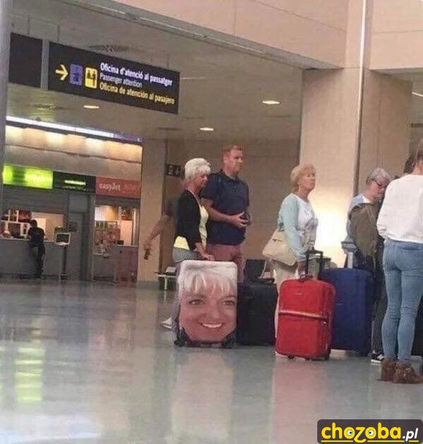 Z walizką jej do twarzy