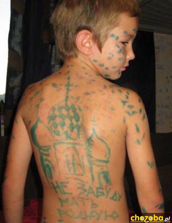 Młody ma tatuaż