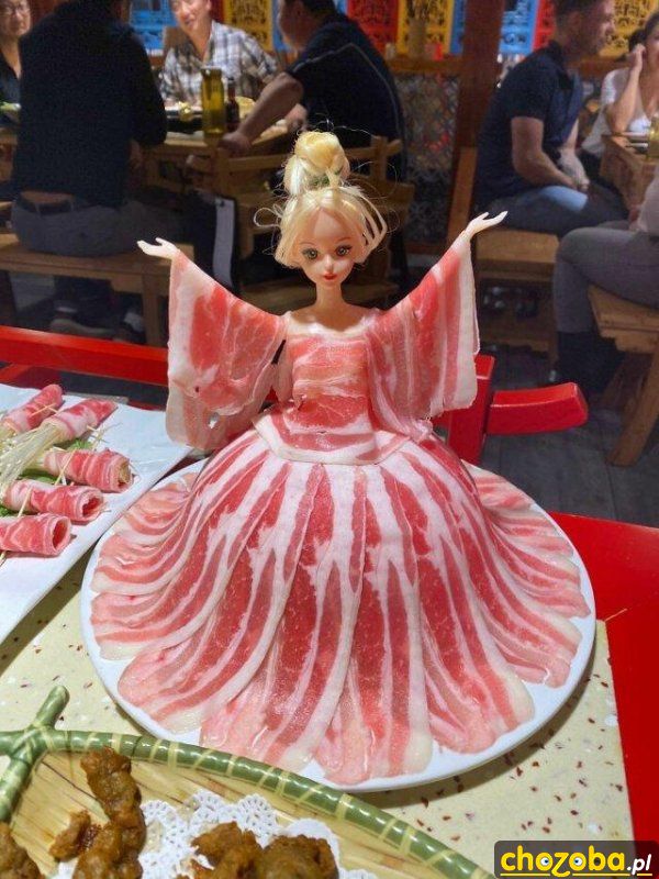 Mięsna sukienka
