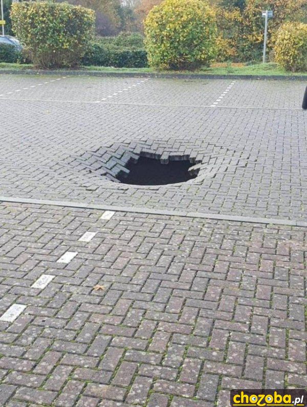 Dziura na parkingu