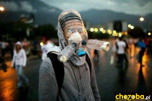 W masce