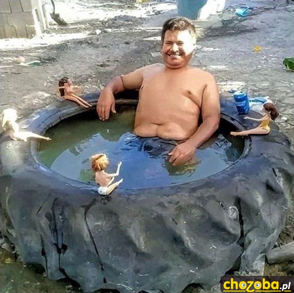 W jacuzzi z laskami